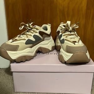 Madden Girl Venomm Size 9